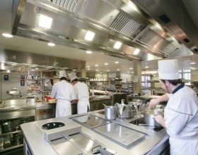 Khám Phá Các Thiết Bị Inox Nhà Bếp Công Nghiệp Cần Thiết Cho Doanh Nghiệp